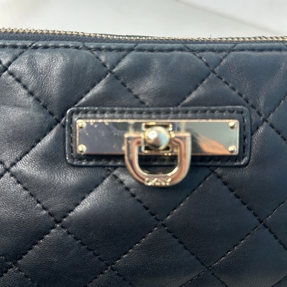 DKNY quilted leather handbag and wallet set. - Picture 7 of 17